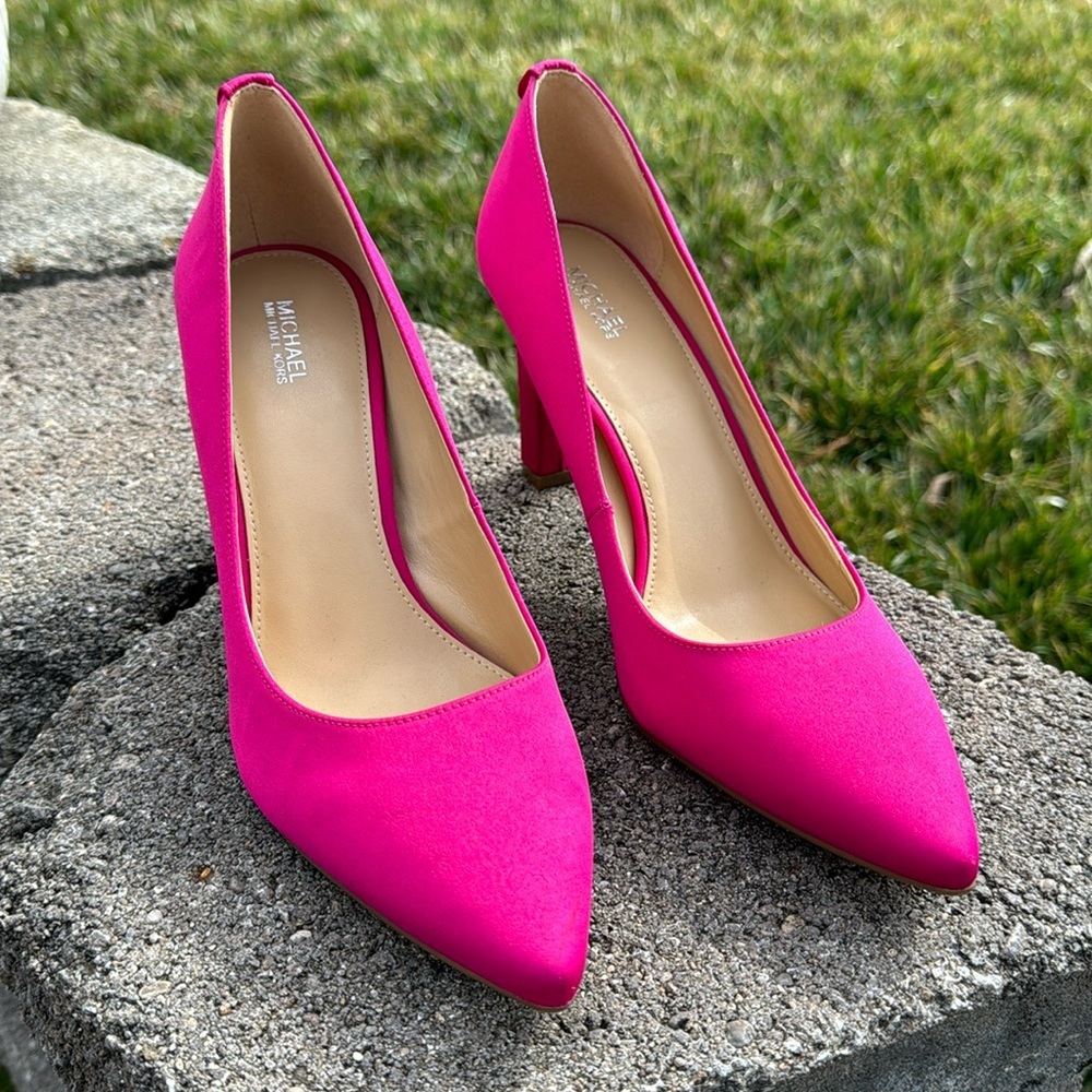 NEW~MICHAEL KORS~PINK SATIN~SLIP ON PUMPS~RUBBER OUTSOLE~3 1/2“ HEEL~SO CUTE~BR